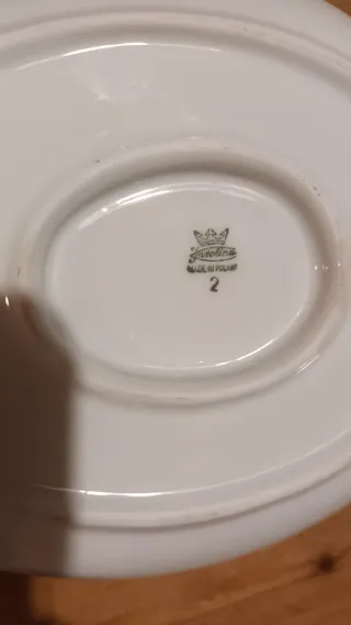 Salsera de porcelana pegada al plato