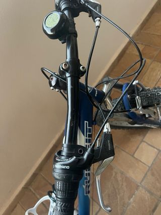 Bicicleta azul con portabidón