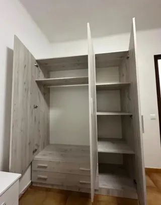 Armario de madera gris