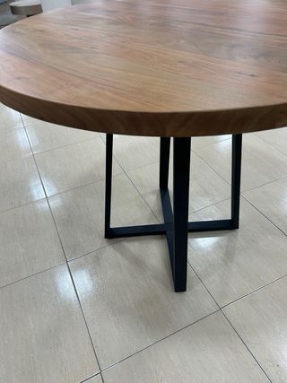 Mesa redonda de madera con patas de forja