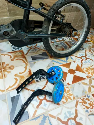 Bicicleta infantil azul 16pulgadas  Con ruedines