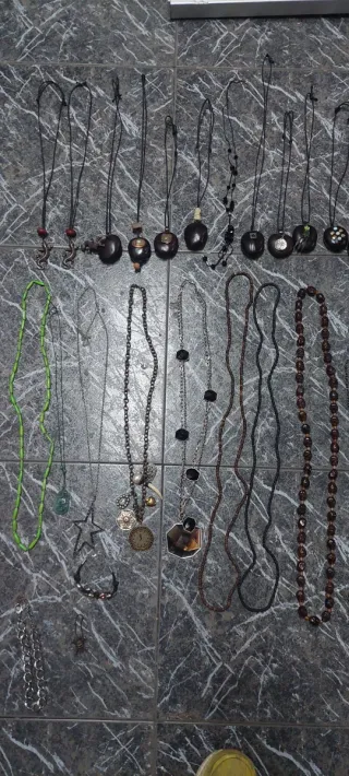 Colgantes y pulsera varios