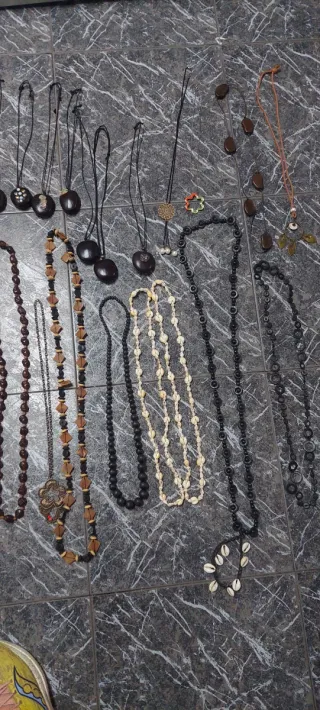 Colgantes y pulsera varios