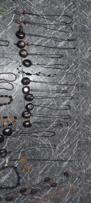 Colgantes y pulsera varios