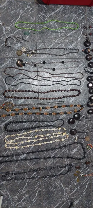 Colgantes y pulsera varios