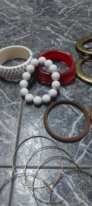 Colgantes y pulsera varios
