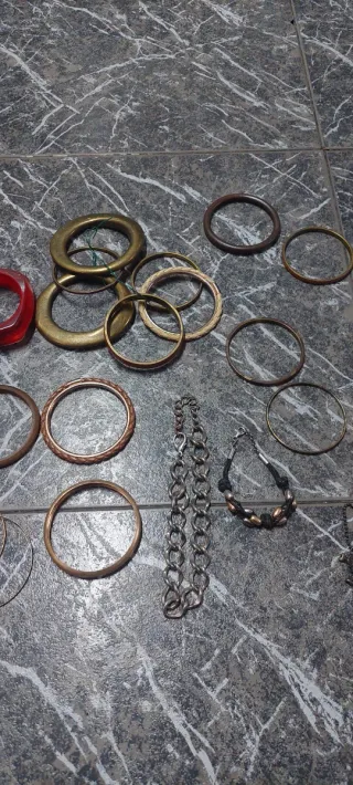 Colgantes y pulsera varios