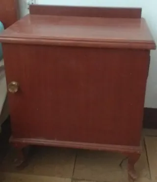 Armario antiguo de madera con 2 mesillas simétrica