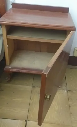 Armario antiguo de madera con 2 mesillas simétrica