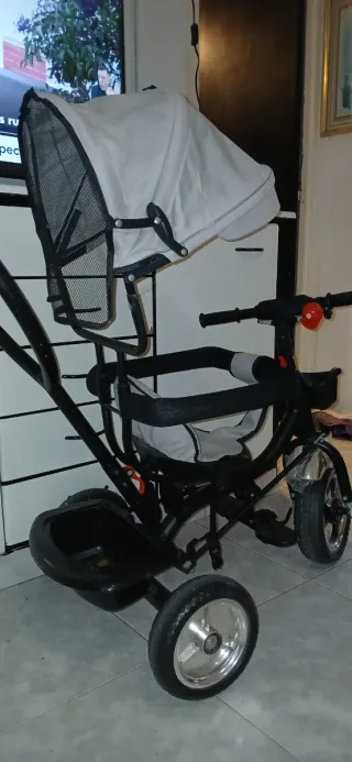 Triciclo infantil con toldo