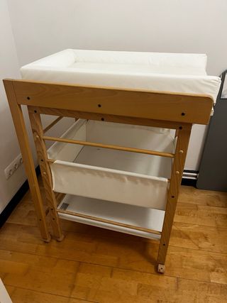 Cambiador con estanterías y ruedas.