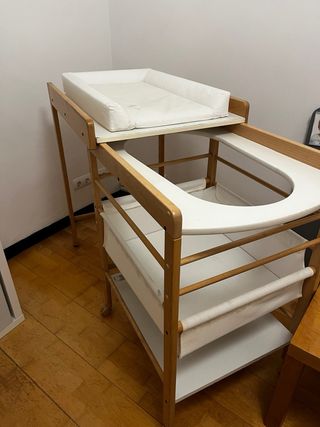 Cambiador con estanterías y ruedas.