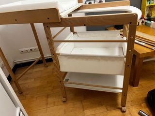 Cambiador con estanterías y ruedas.
