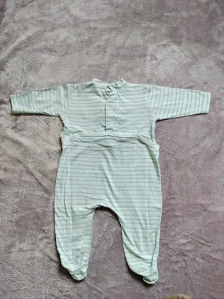 Lote 4 pijamas bebé 6 meses + 1 body
