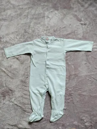 Lote 4 pijamas bebé 6 meses + 1 body