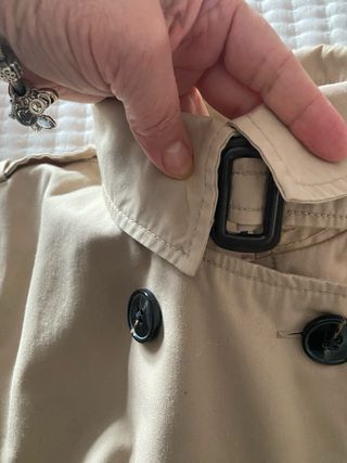 Gabardina beige con cinturón