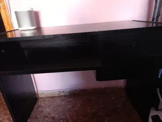 Escritorio negro de madera buena.