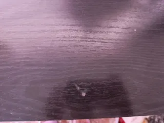 Escritorio negro de madera buena.