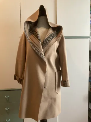 Cappottino beige con cappuccio