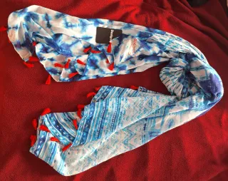 Pañuelo nuevo con etiqueta