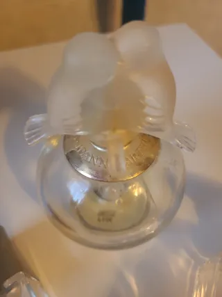 Varie  bottiglie di profumo vuote