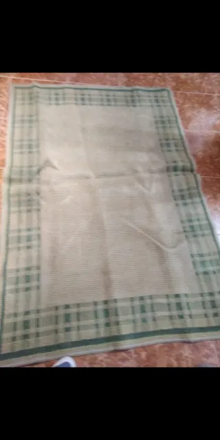 Alfombra beige y verde