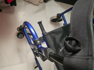 Andador azul con asiento y ruedas