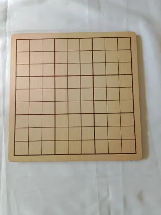 Tablero madera 9x9 cuadrícula.