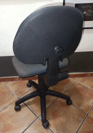 Silla de oficina negra y gris, ruedas y ajustable