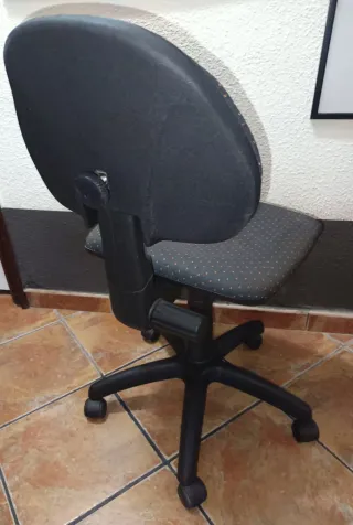 Silla de oficina negra y gris, ruedas y ajustable