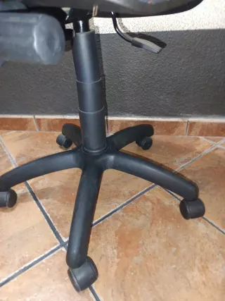 Silla de oficina negra y gris, ruedas y ajustable