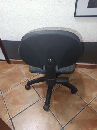 Silla de oficina negra y gris, ruedas y ajustable