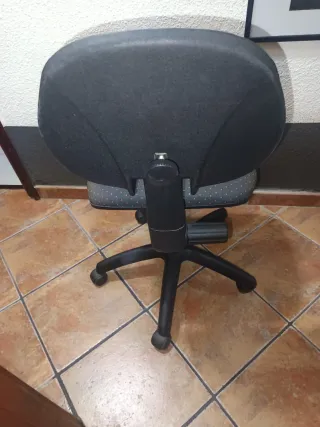 Silla de oficina negra y gris, ruedas y ajustable