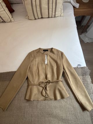 Chaqueta ante beige con cinturón