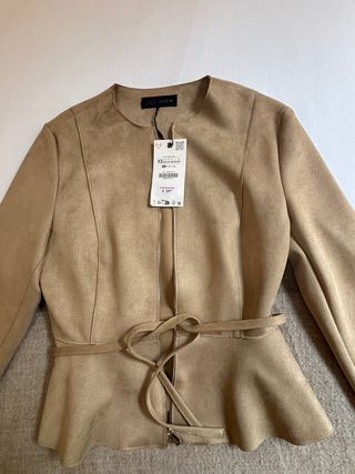 Chaqueta ante beige con cinturón