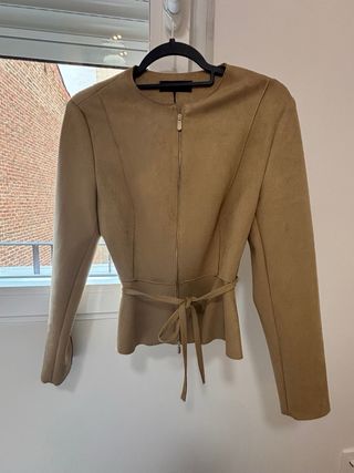 Chaqueta ante beige con cinturón