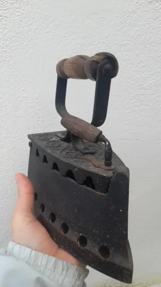 Ferro da stiro vintage in ghisa