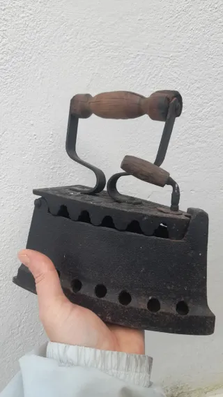 Ferro da stiro vintage in ghisa