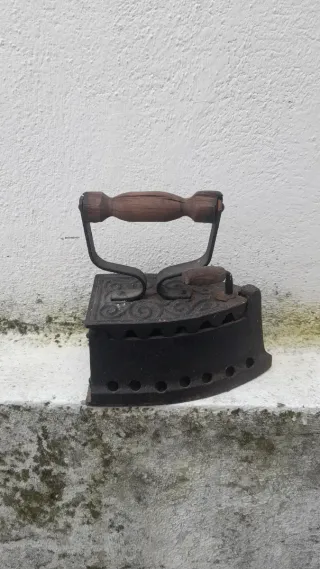 Ferro da stiro vintage in ghisa