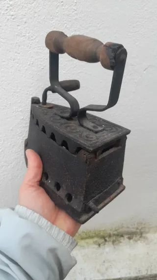 Ferro da stiro vintage in ghisa