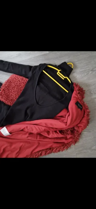 Conjunto mujer: vestido negro y chaleco teja