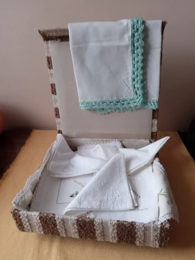 Scatola con fazzoletti ricamati