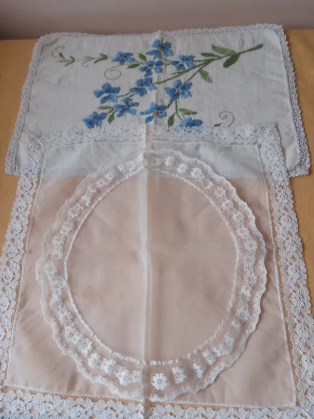 Scatola con fazzoletti ricamati