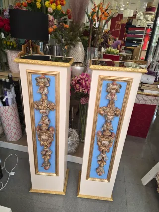 2 Pedestales Dorados con Detalle Azul