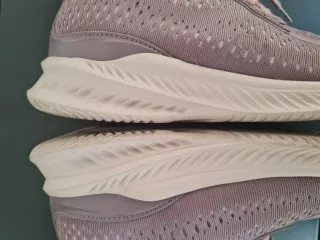 Zapatillas deportivas en muy buen estado.