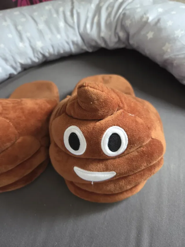 Zapatillas pantuflas emoticono caca