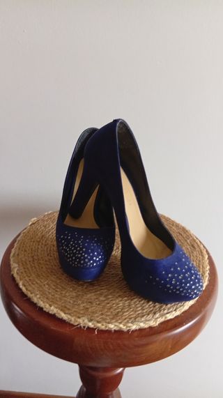 Zapatos de tacón azul con pedrería