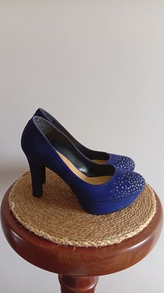 Zapatos de tacón azul con pedrería