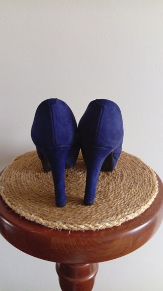 Zapatos de tacón azul con pedrería