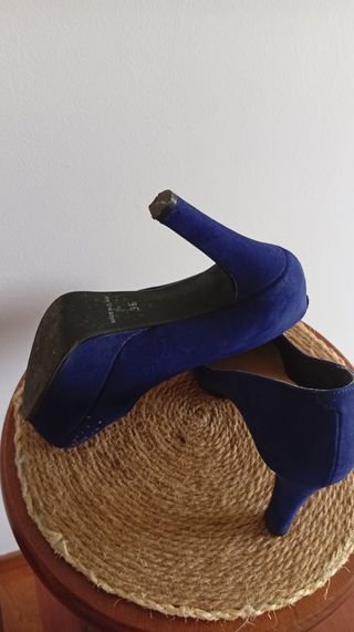 Zapatos de tacón azul con pedrería